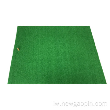 מחצלת גולף עם החלקה על הדשא בחוץ